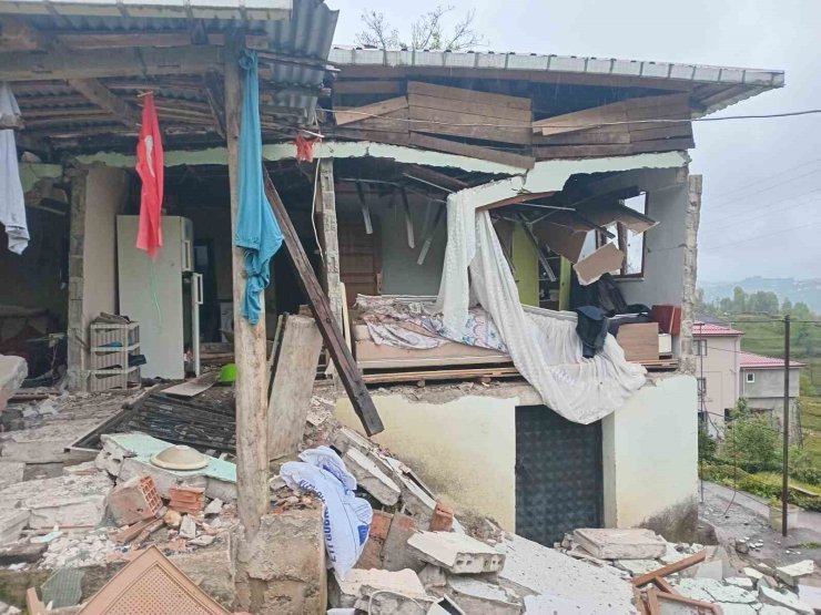 Trabzon’da tüp patlaması sonucu ev çöktü: 1 yaralı