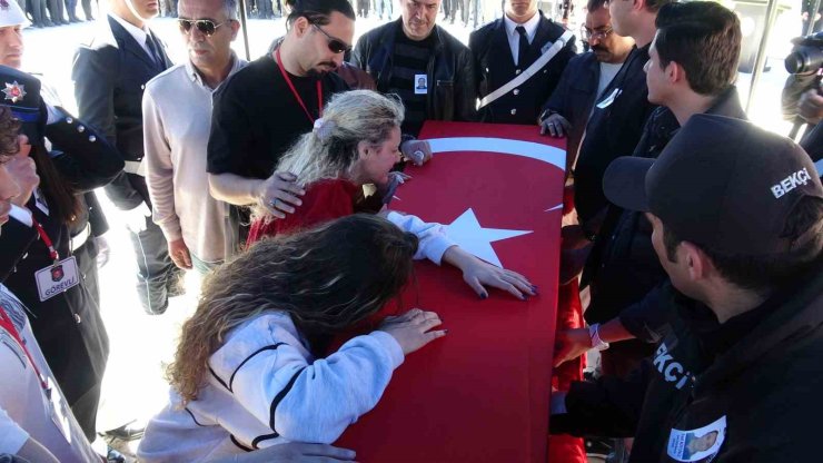 Kalp krizi geçirip hayatını kaybeden polisin eşinin sözleri yürekleri dağladı: "Lütfen kalk aşkım"