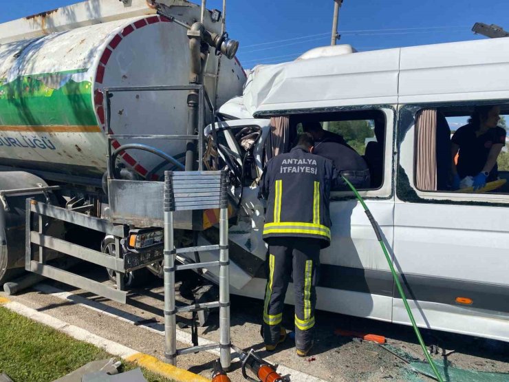 Serik’te sulama kamyonu ile tur minibüsü çarpıştı: 6 yaralı