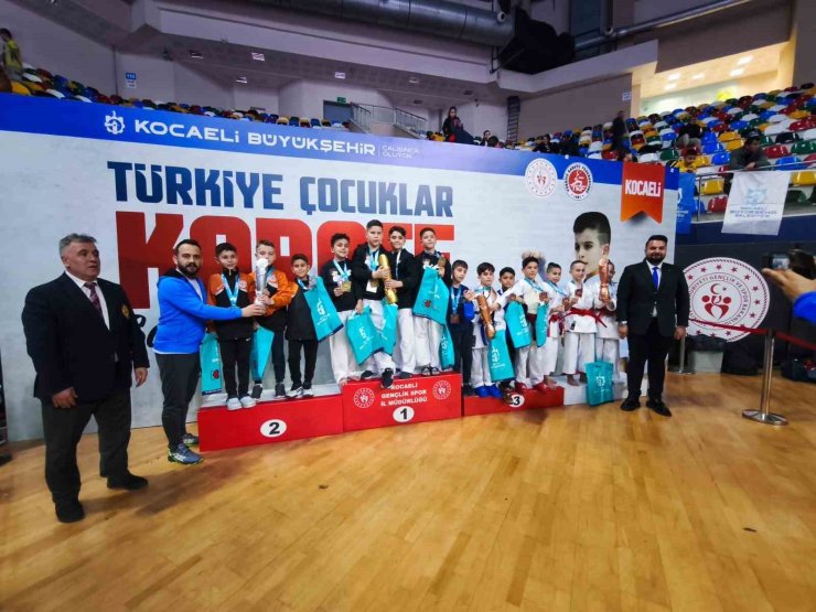 Afyonkarahisarlı minik karatecilerden büyük başarı