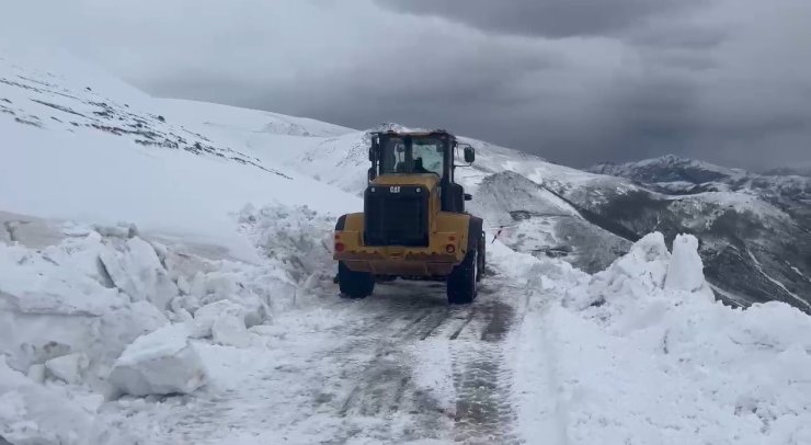 Nisan ayında geceden sabaha karla mücadele sürüyor