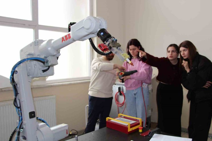 Endüstriyel robotlara kadın eli değdi