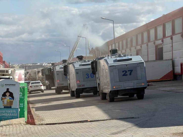 Diyarbakır’da bir fabrika deposunda çıkan ve 2 depoya daha sıçrayan yangın söndürüldü
