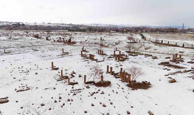 Karla bütünleşen Selçuklu Meydan Mezarlığı havadan görüntülendi