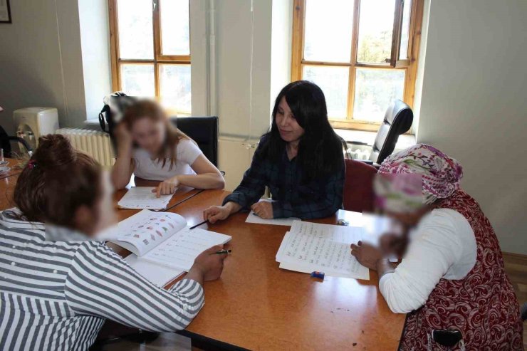 Okula gidemeyen yükümler için okuma yazma kursları düzenlendi