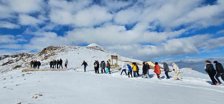 Nisan ayında Nemrut’ta turistlere kar sürprizi