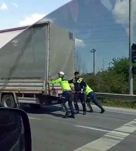 Jandarma arızalanan kamyoneti iterek sürücüye yardım etti