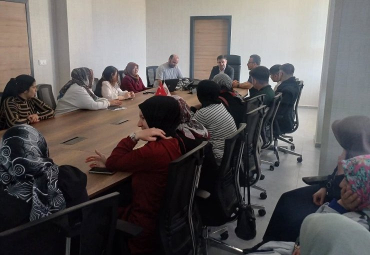 Altıntaş’ta "Ebeveyn Okulu" kursuyla aileler eğitimle buluşuyor