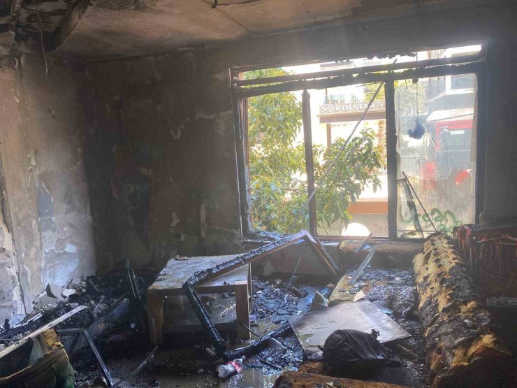 Alanya’da apartman dairesinde çıkan yangında 1 kişi dumandan etkilendi