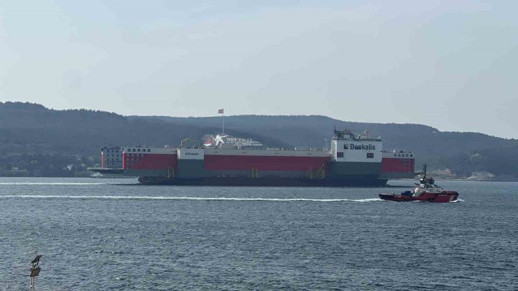 Dev Yüzer Havuz Çanakkale Boğazı’ndan geçti