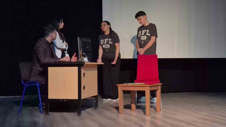 Liseliler, tiyatro sahnesinde birincilik için yarıştı