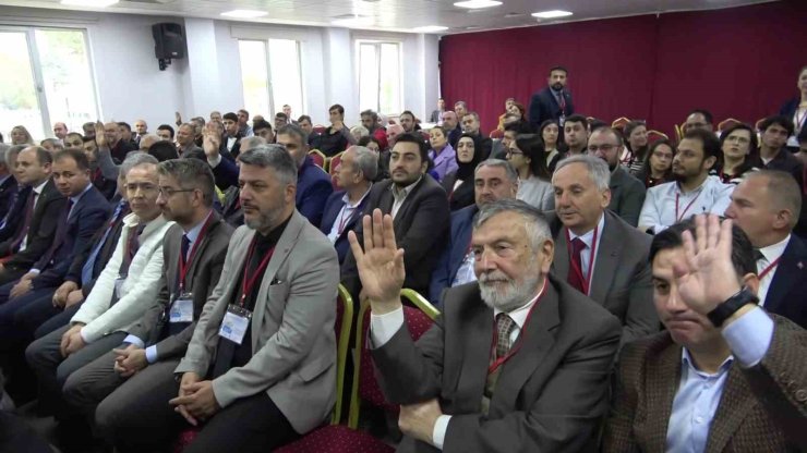 Amasya Valisi, mesleki eğitim çalıştayına ilgi göstermeyen özel sektörü uyardı: "Yoksa bütün okullar robotik kodlama yapar"