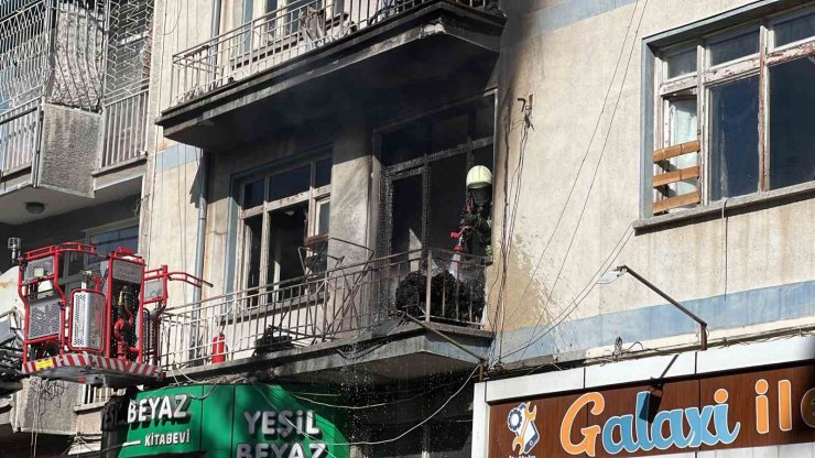 Yangında mahsur kalanların, vatandaşların açtığı battaniyeye atlayarak kurtulduğu anlar kamerada