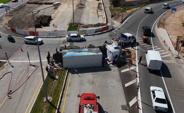 Doğalgaz yüklü tır devrildi: 1 yaralı