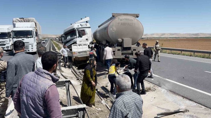 Şanlıurfa’da otomobil ile tır çarpıştı: 4 yaralı