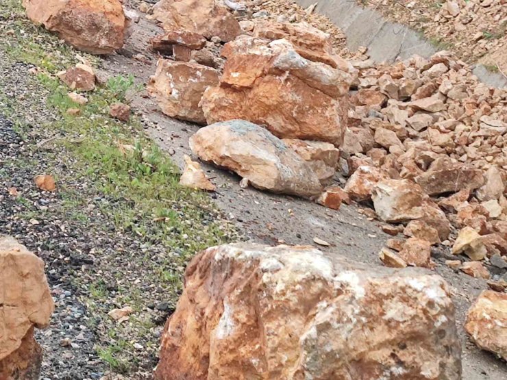 Siirt’te yamaçtan kopan kaya parçaları yola düştü