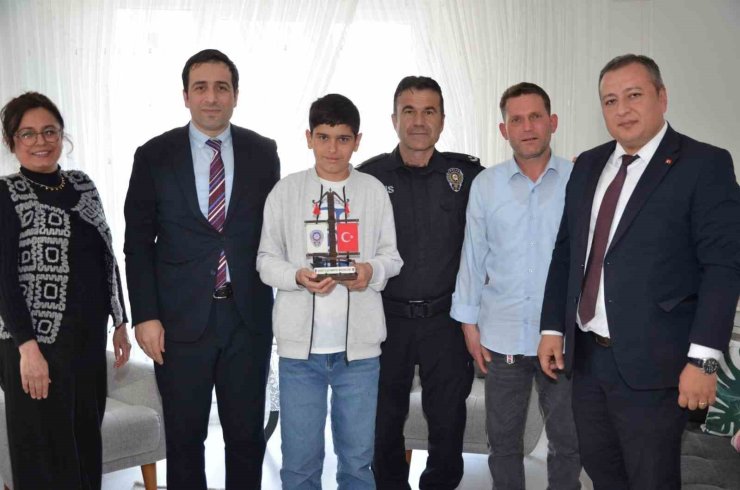 Bayrak sevdalısı kahramanı çocuğa ziyaret