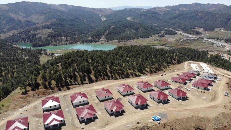 Orman ve baraj manzaralı deprem konutları