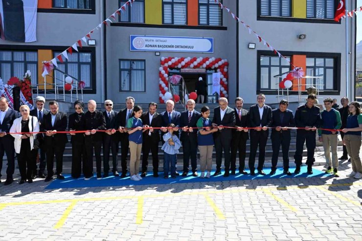 Adnan Başdemir Ortaokulu hizmete açıldı
