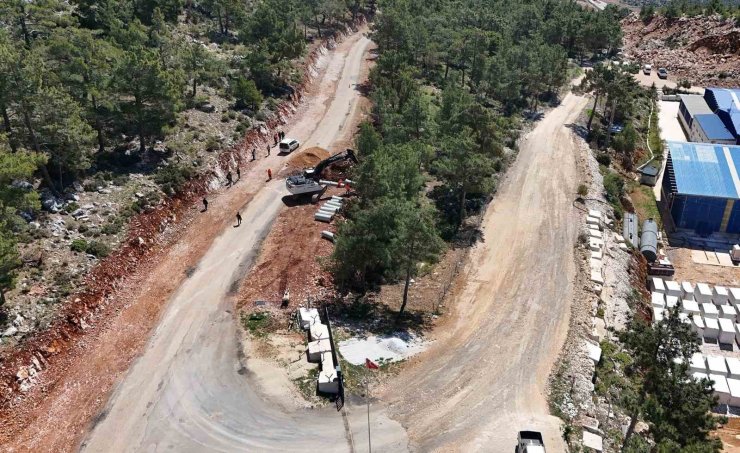 Gülnar’da yol yapım çalışmaları sürüyor