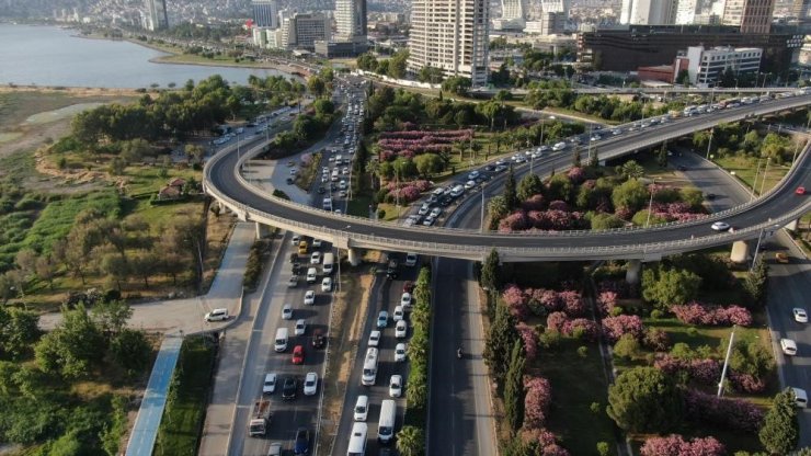 İzmir’de trafiğe kayıtlı araç sayısı 2 milyona dayandı