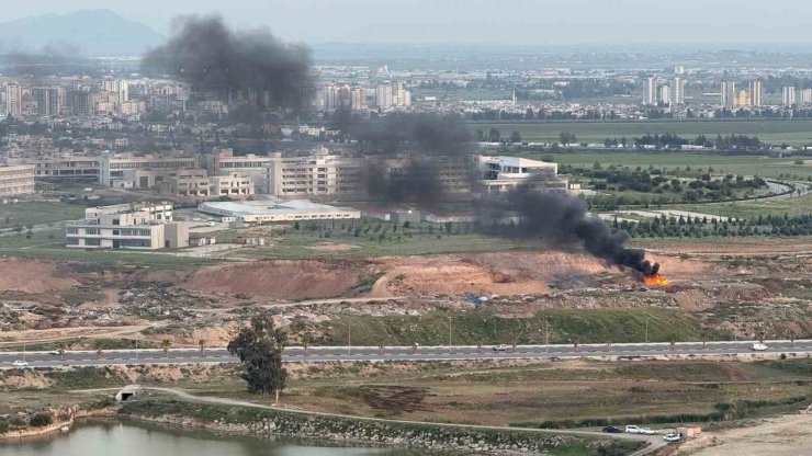 Boş arazi çöp yuvası oldu, bir de yakılmaya başlandı
