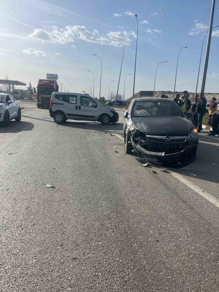 Hafif ticari araç ile otomobil çarpıştı: 5 yaralı