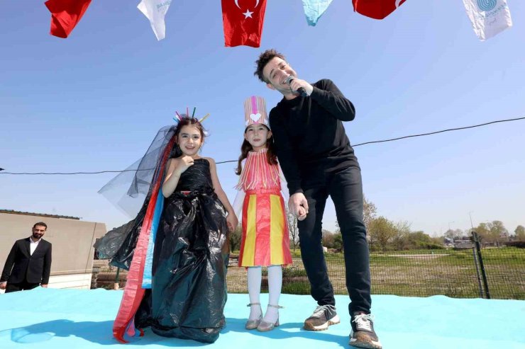 Minik öğrencilerden geri dönüşümden defilesi