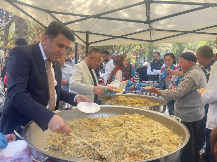 Cami çıkışı binlerce kişiye ‘Şifalı Pilav’ ikram ettiler