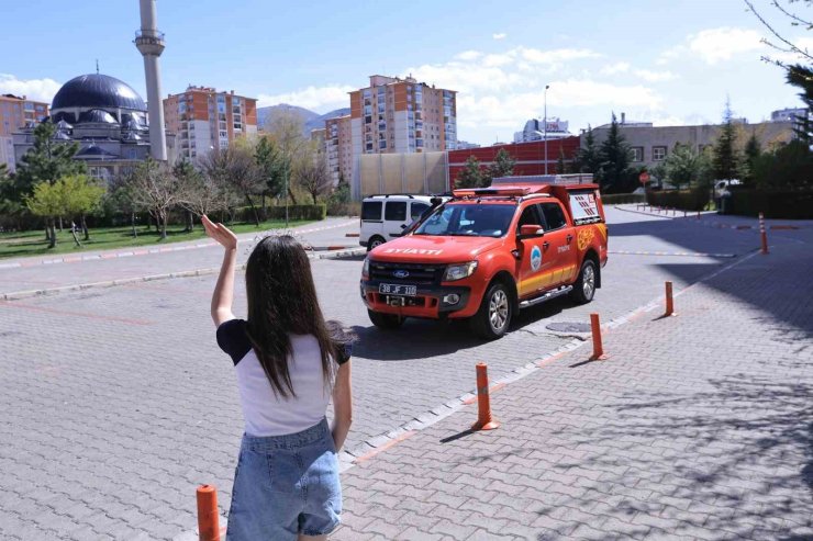 Küçük Aleyna’ya doğum gününde itfaiye ekiplerinden sürpriz