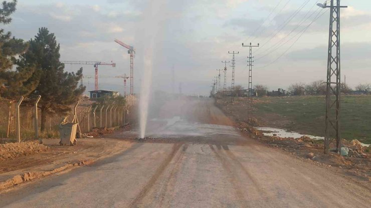 Malatya’da patlayan borudan fışkıran su metrelerce yükseğe çıktı