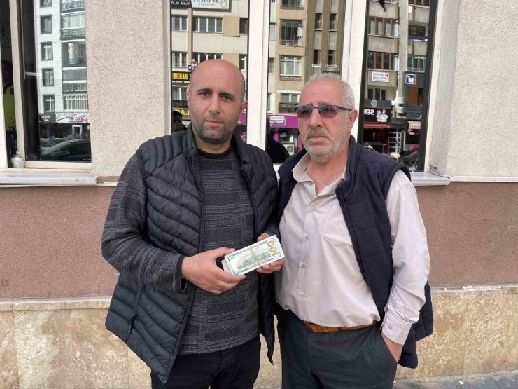 Dayı ve yeğeni buldukları 6 bin 250 dolar ve 400 euroyu polise teslim etti