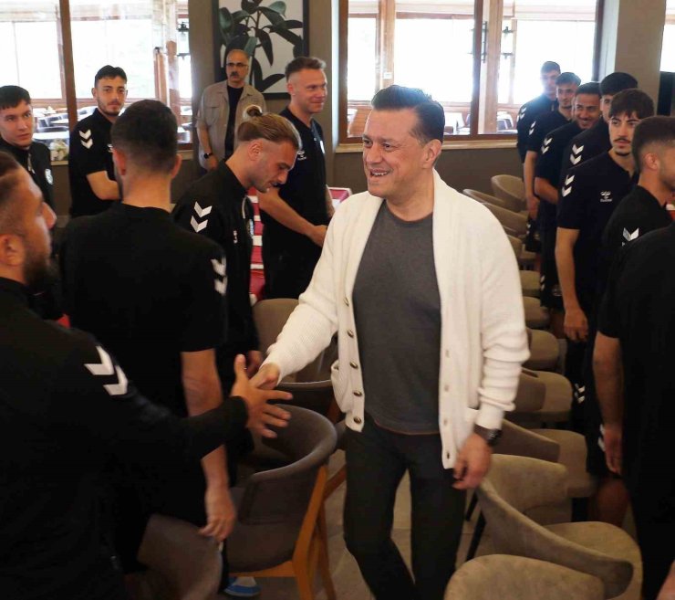 Milletvekili Hatipoğlu, Eskişehirspor oyuncularıyla bir araya geldi