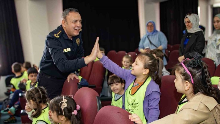 Minik öğrenciler polis teşkilatı hakkında bilgi aldı