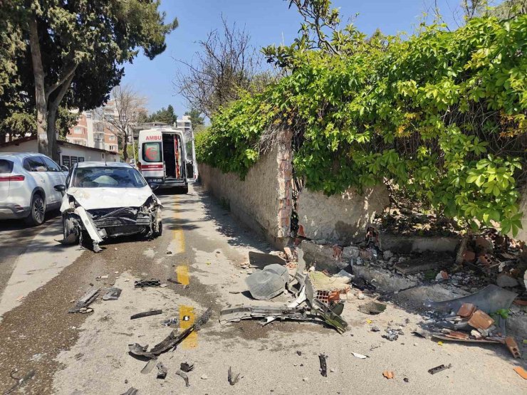 Direksiyon hakimiyetini kaybeden sürücü bahçe duvarına çarptı