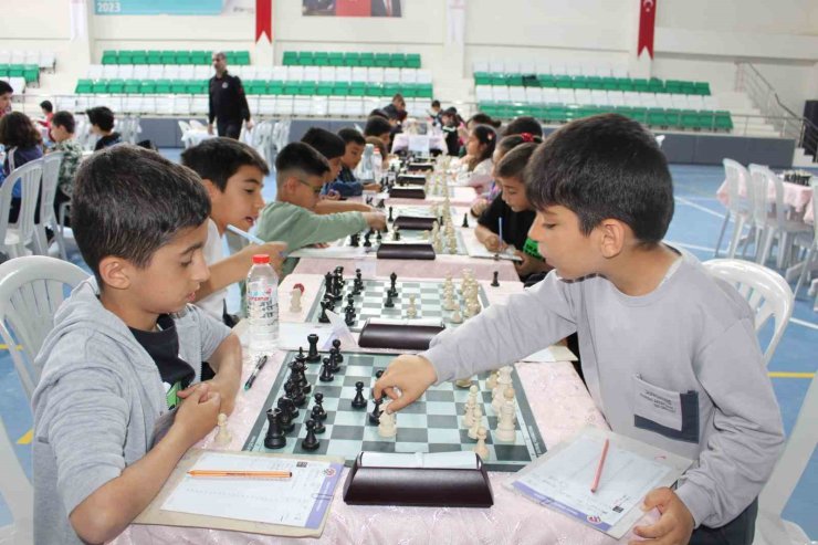 Elazığ’da satranç turnuvası büyük ilgi gördü