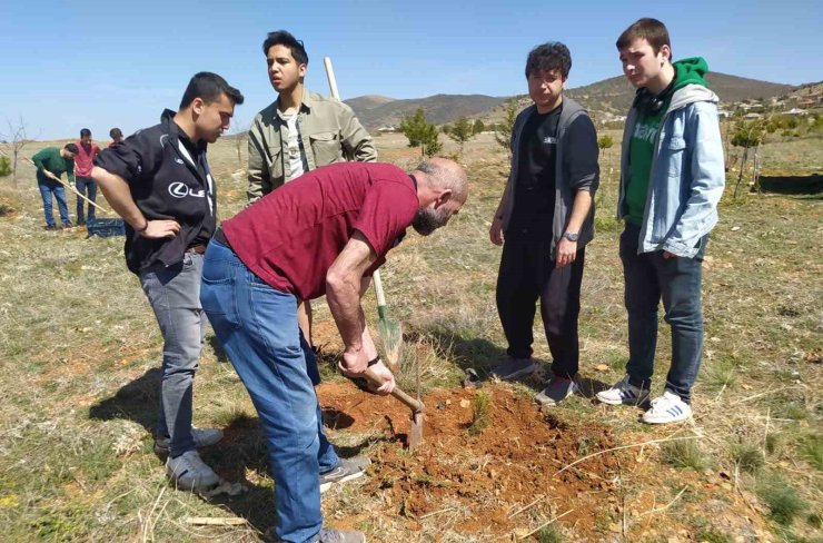 Hüyük’te şehitler anısına fidanlar toprakla buluşturuldu
