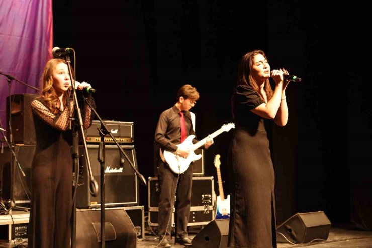 Liseli gençler müzik yeteneklerini sergiledi