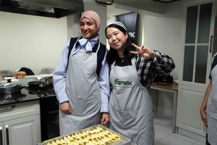 Uluslararası öğrenciler Türk mutfağını SAMEK çatısı altında öğrendiler