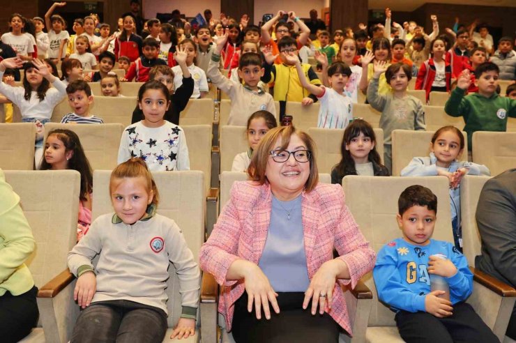 İkinci çocuk tiyatroları şenliğine katılan Şahin, yoğun ilgiyle karşılandı