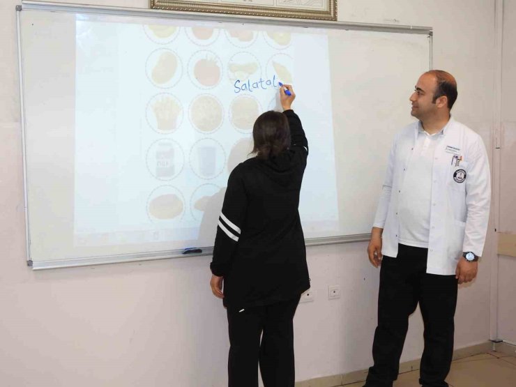 Kadınlar, yıllar sonra okuma-yazma öğrenmenin mutluluğunu yaşıyor