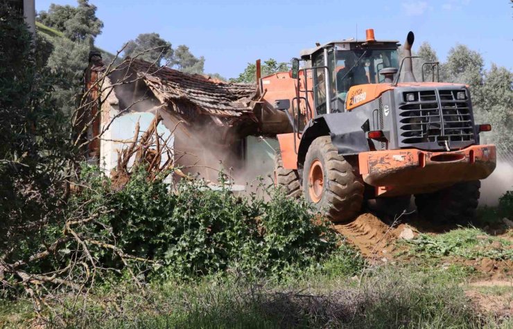Nazilli’de metruk binaların yıkımı sürüyor