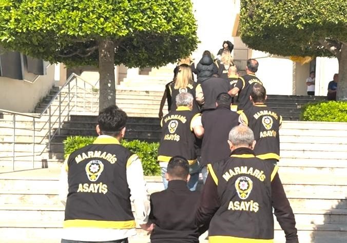 Marmaris’te gazeteciye saldırı olayının şüphelisi 5 kişi adliyeye çıkarıldı