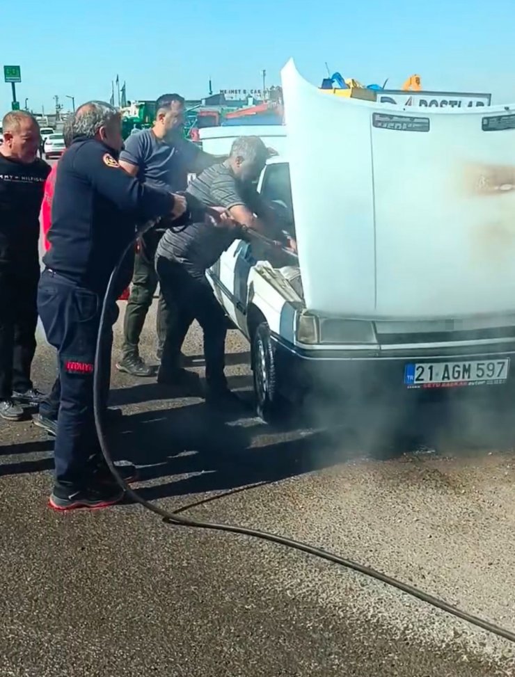 Şanlıurfa’da seyir halindeki otomobil alev aldı