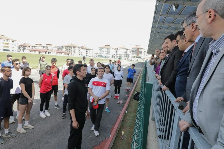 Vali Musa Işın, DPÜ Spor Bilimleri Fakültesi öğrencilerine başarılar diledi