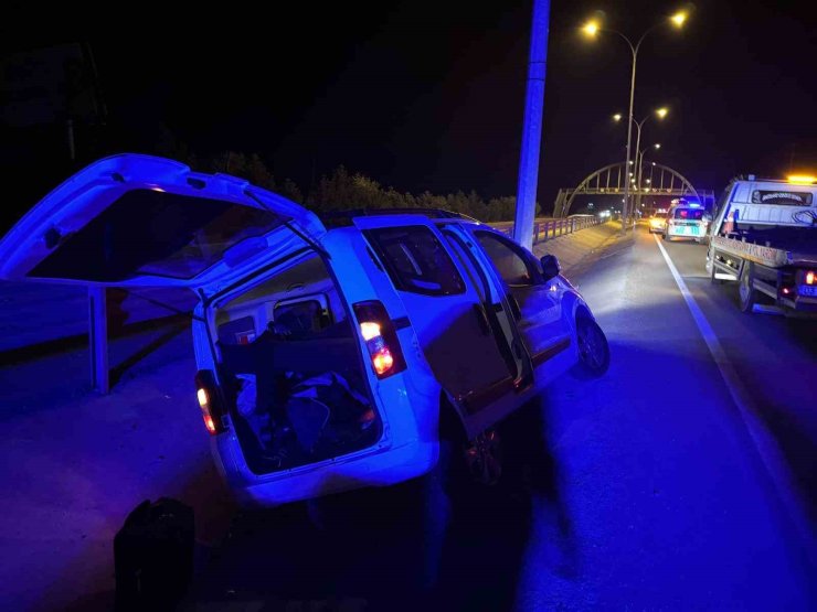 Refüje giren hafif ticari araçta 2 kişi yaralandı