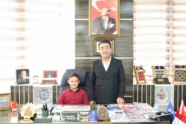 Başkan Metin koltuğunu şehit yeğenine devretti