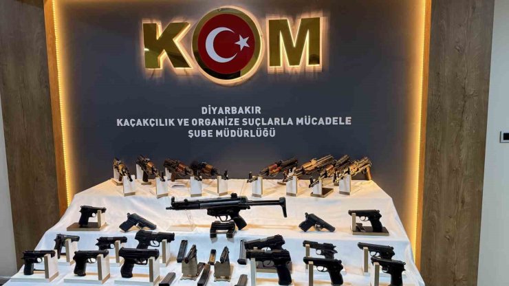 Irak’tan Diyarbakır’a gelen aracın gizli bölmelerinde 27 adet silah ele geçirildi: 3 tutuklama