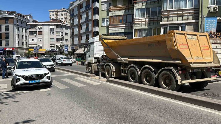 Maltepe’de hafriyat kamyonu yaya geçidindeki çifte çarptı