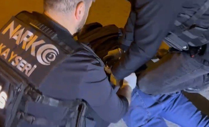 Bal tenekeleri içerisinde 10 kilo sıvı uyuşturucu ele geçirildi
